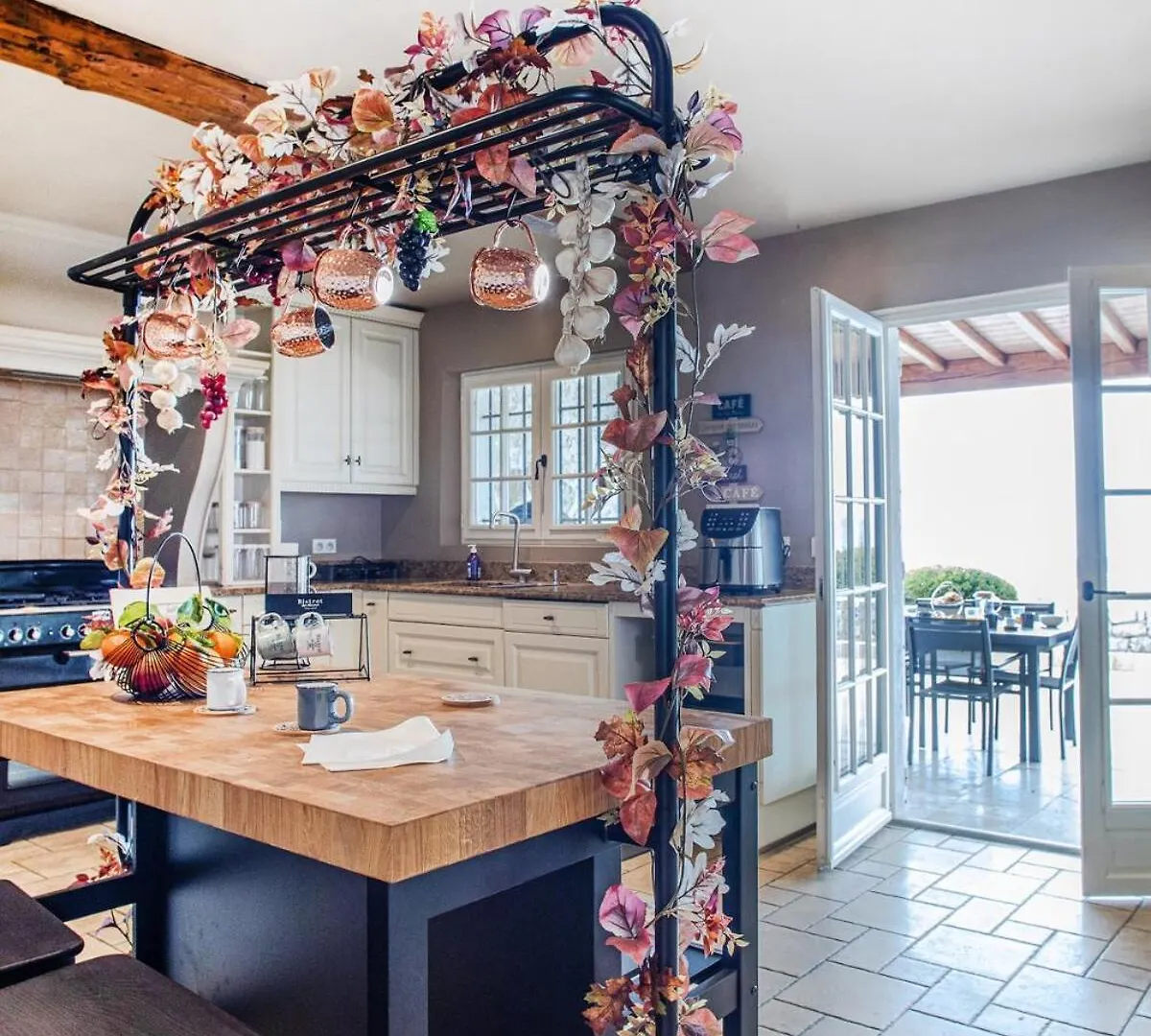Beautiful Provencal-Style Villa In Mougins With Sea View